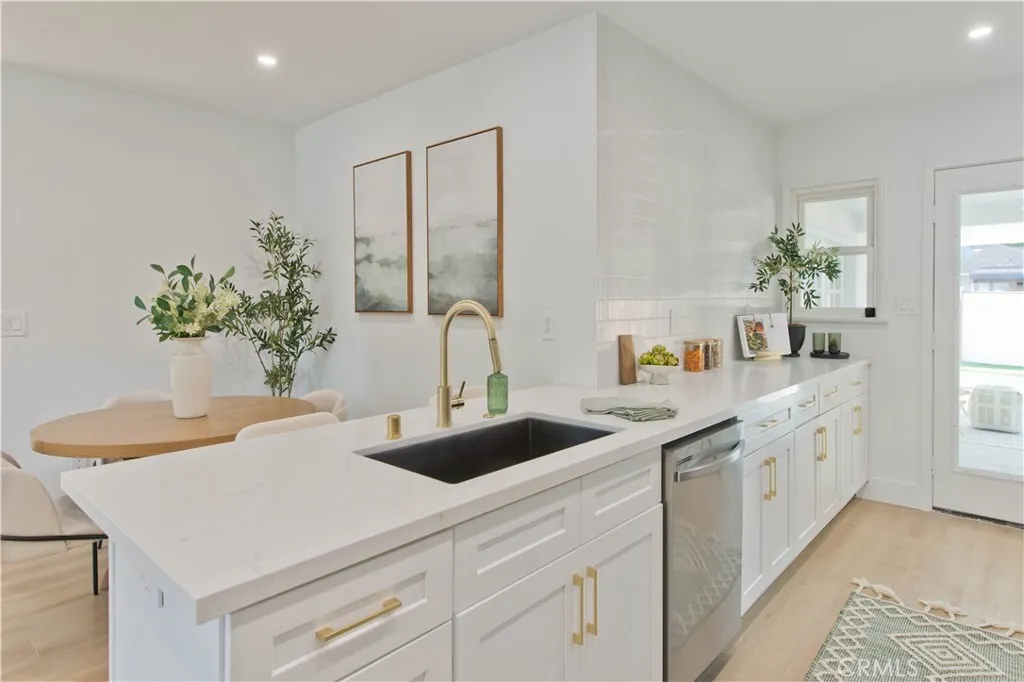 17007 Bassett Street, Lake Balboa, California 91406 home-pic-4